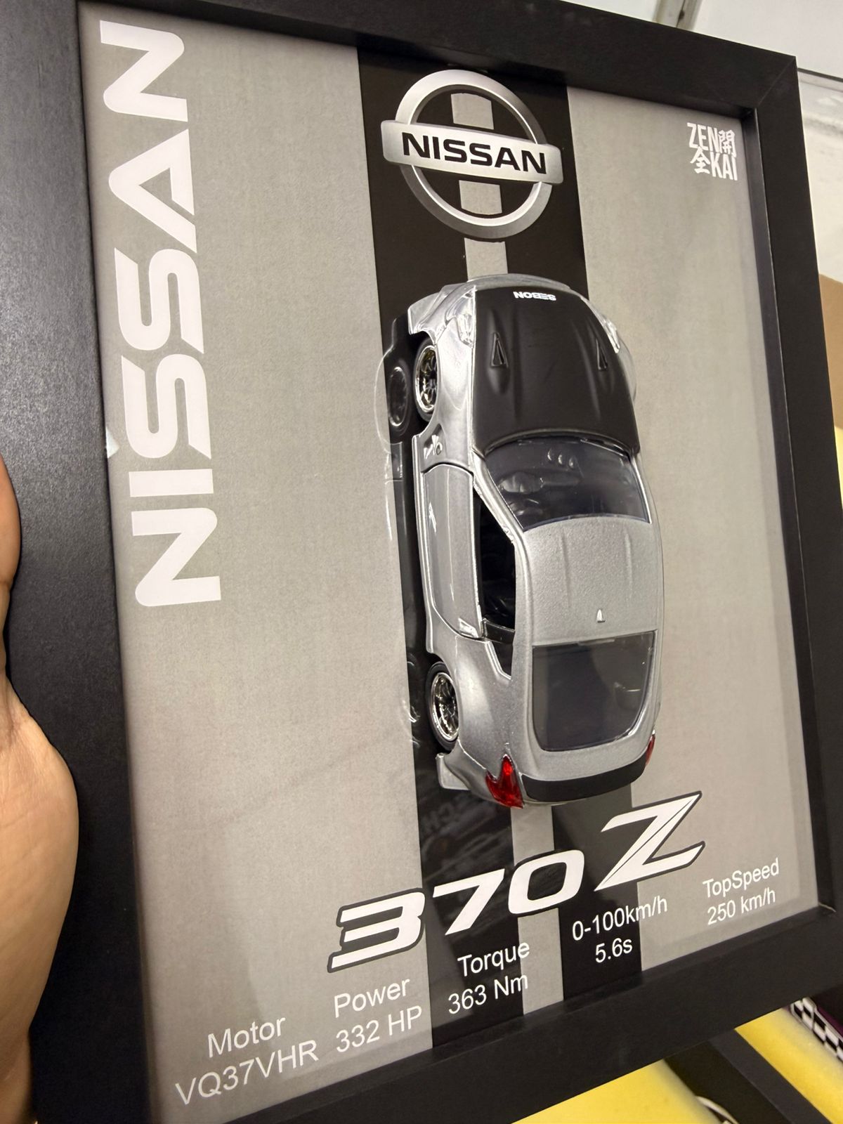 Cuadro con auto a escala Nissan 370z