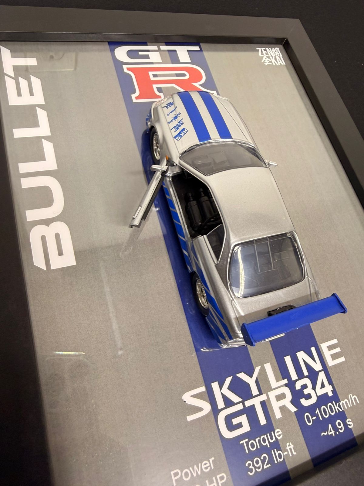 Cuadro con auto a escala Nissan Skyline GTR34