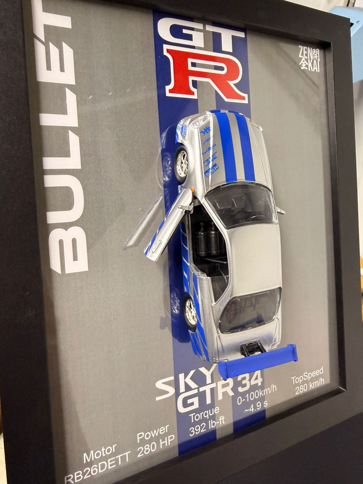 Cuadro con auto a escala Nissan Skyline GTR34