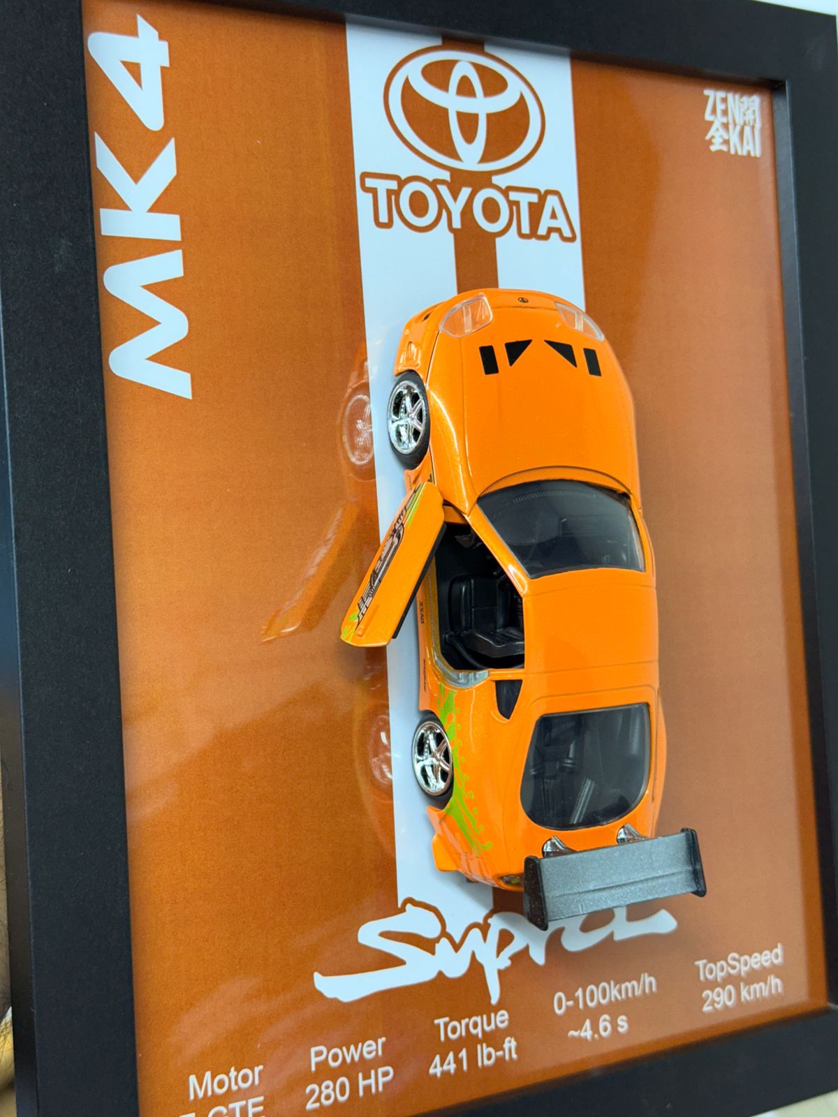 Cuadro con auto a escala Toyota Supra MK4