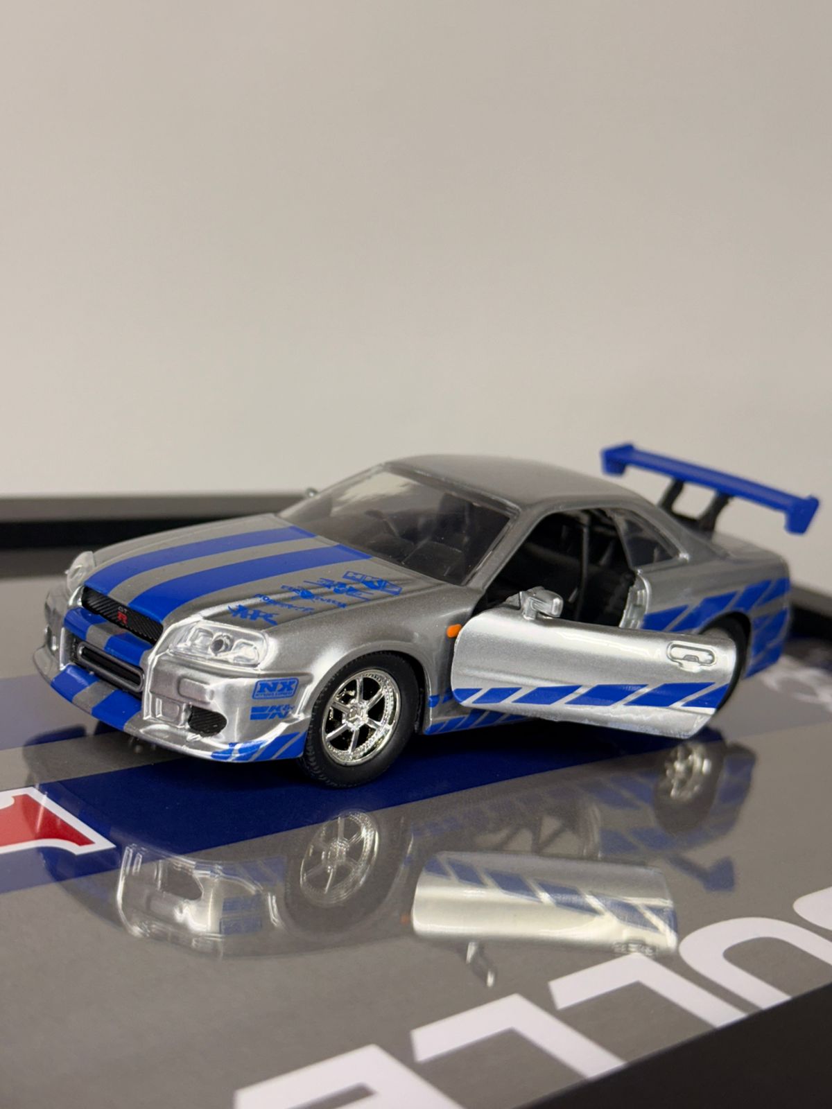 Cuadro con auto a escala Nissan Skyline GTR34