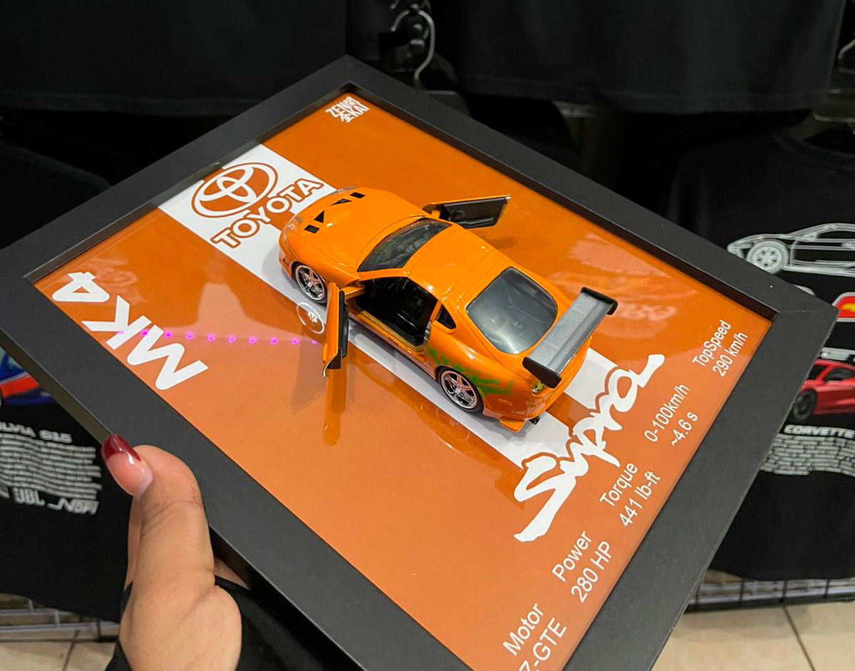 Cuadro con auto a escala Toyota Supra MK4